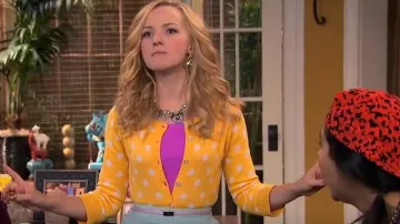 Modcloth Jukebox Jubilee Cardigan en amarillo usado por Liv Rooney (Dove Cameron) en Liv y Maddie (S02E20)