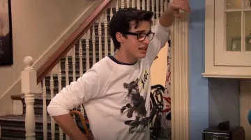 Forever 21 SK8 Cat Pullover usado por Joey Rooney (Joey Bragg) en Liv y Maddie (S02E20) (S02E20)