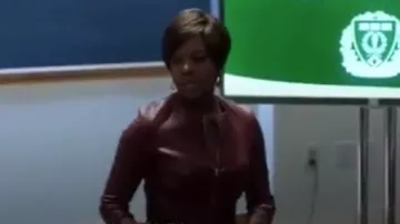 La Ligne Anasta Veste portée par Annalise Keating (Viola Davis) dans la Façon de s'en tirer avec Assassiner (S01E01)