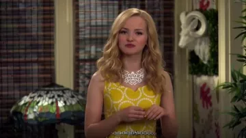 Modcloth Air of Adorable Dress en Dotted Gold usado por Liv Rooney (Dove Cameron) en Liv y Maddie (S02E21)