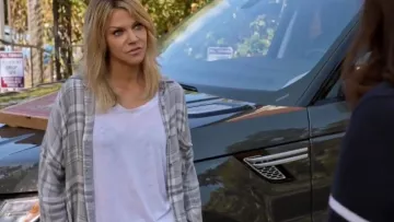 Bella Dahl Épaule Baisse Shirt de Mackenzie Murphy (Kaitlin Olson) dans Le Mick (S02E05)