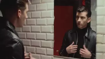 La chaqueta de cuero negro de Alex Turner en el video musical Why'd You Only Call Me When You're High? Monos árticos