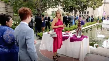 Adrianna Papell Femmes Collier Rouge-bretelles à Volants Haut/bas de la Robe portée par Mackenzie Murphy (Kaitlin Olson) dans Le Mick (S02E06)