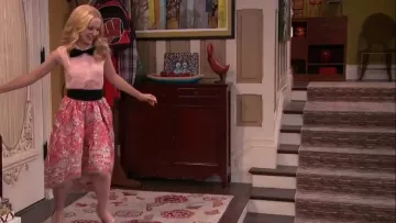 French Connection Polly Plains Top usado por Liv Rooney (Dove Cameron) en Liv y Maddie (S02E23)