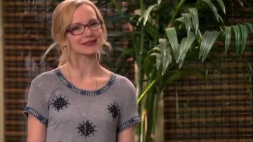 Topshop Miroir Crewneck Tee porté par Maddie 2 (Shelby Wulfert) en Liv et Maddie (S02E24)