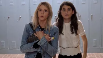 3.1 Phillip Lim Câble Blanc-Haut en maille porté par Sabrina Pemberton (Sofia Black-d'Elia) dans Le Mick (S02E11)