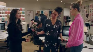 Traje impreso de Kat Edison (Aisha Dee) en De celles qui osent S02E07