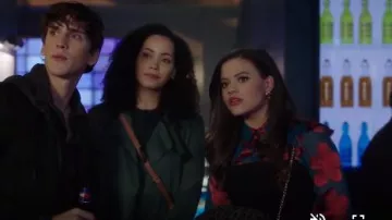 Alice + Olivia Ziggy Shirt porté par Maggie Vera (Sarah Jeffery) à Charmé (S01E13)