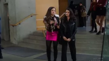 Alice + Olivia Delphine Haut porté par Maggie Vera (Sarah Jeffery) à Charmé (S01E12)