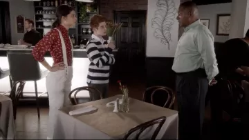 Mono de Ulla Johnson Ashton usado por Sabrina Pemberton (Sofia Black-D'Elia) en The Mick (S02E13)