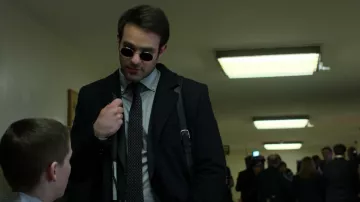 La veste de costume portée par Matt Murdock / Daredevil (Charlie Cox) dans The Defenders S01E01