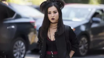 The collar of Nico Minoru (Lyrica Okano) in Marvel's Runaways S01E04