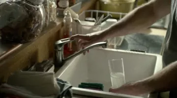 The faucet and the sink of the kitchen of Matt Murdock (Charlie Cox) in Daredevil S02E02