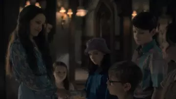 Camisa azul floral usada por Olivia Crain (Carla Gugino) como se ve en The Haunting of Hill House S01E09