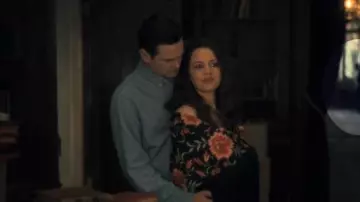 Le châle porté par Olivia Crain (Carla Gugino) dans The Haunting of Hill House