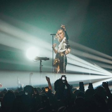 Le pantalon de survêtement à sequins Faith Connexion porté par Angèle lors d'un Live sur son compte Instagram @angele_vl