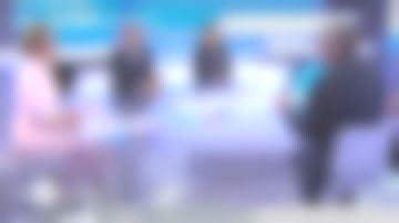 Los pantalones de traje Sandro rosa pálido de Caroline Roux en C dans l'air el 13.03.2019