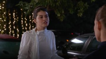 Blusa de Penélope de Ulla Johnson usada por Sabrina Pemberton (Sofia Black-D'Elia) en The Mick (S02E15)