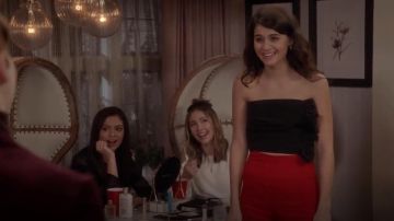 Sandro Britany strapless ruffled ruched moire top usado por Sabrina Pemberton (Sofia Black-D'Elia) en The Mick (S02E16)