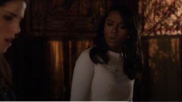 Ted Baker Salhie Chandail porté par Michaela Pratt (Aja Naomi King) dans la Façon de s'en tirer avec Assassiner (S01E07)