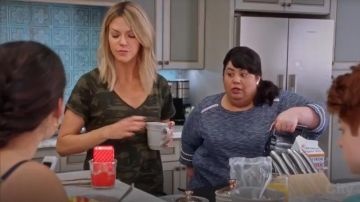 Sanctuary Camo V-Neck Tee worn by Mackenzie Murphy (Kaitlin Olson) in The Mick (S02E18)