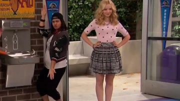 Alice + Olivia Kayla Jupe portée par Liv Rooney (Dove Cameron) en Liv et Maddie (S03E10)