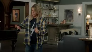 Treasure & Bond Lightweight Boyfriend Shirt worn by Mackenzie Murphy (Kaitlin Olson) in The Mick (S02E19)