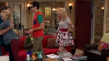 American Apparel Élastique fermeture éclair Ceinture porté par Liv Rooney (Dove Cameron) en Liv et Maddie (S03E10)