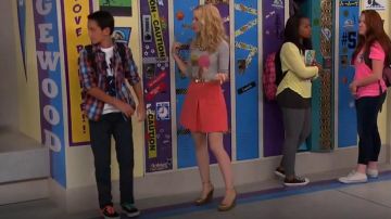 Modcloth Rush of Gold Wedge usado por Liv Rooney (Dove Cameron) en Liv y Maddie (S03E10)