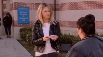 J.Crew Chardonnay T-shirt worn by Mackenzie Murphy (Kaitlin Olson) in The Mick (S02E20)