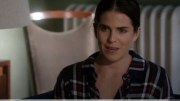 Camisa Rails Hunter en Patriot/Rojo/Blanco usada por Laurel Castillo (Karla Souza) en Cómo salirse con la suya con el asesinato (S01E09)
