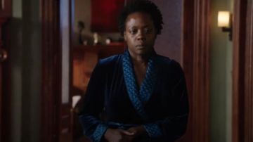 Jonquille Robe de Velours porté par Annalise Keating (Viola Davis) dans la Façon de s'en tirer avec Assassiner (S01E09)