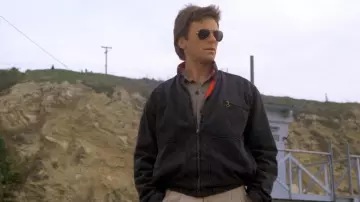 The black jacket of MacGyver (Richard Dean Anderson) in MacGyver S01E13