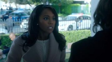 Cérémonie d'ouverture Morgane Recadrée Veste portée par Michaela Pratt (Aja Naomi King) dans la Façon de s'en tirer avec Assassiner (S01E10)