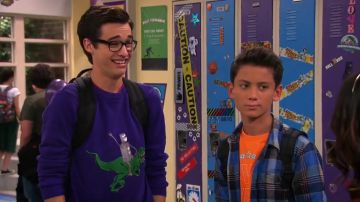 Alex Stevens Robot Dinosaur Rodeo Sweater usado por Joey Rooney (Joey Bragg) en Liv y Maddie (S03E13)