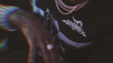 Le t-shirt noir Givenchy Paris de Rich the Kid dans son clip 4 Teléfonos