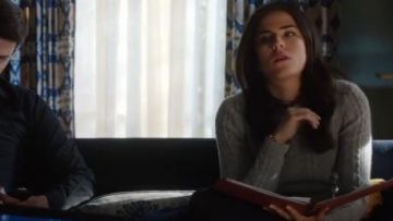 Aqua Cable recortado Cachemira en gris claro usada por Laurel Castillo (Karla Souza) en Cómo salirse con la suya con el asesinato (S01E11)