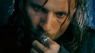 La bague portée par Aragorn (Viggo Mortensen) dans Le seigneur des anneaux : la communauté de l'anneau