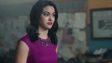 La robe violette Ted Baker portée par Veronica Lodge (Camila Mendes) dans Riverdale Saison 1 Episode 11