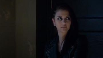 Tous les Saints de Fret Perfecto porté par Rebecca Sutter (Katie Findlay) dans la Façon de s'en tirer avec Assassiner (S01E12)