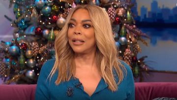 Simply Vera Vera Wang Blue Simulated Crystal Beetle Pin worn by Wendy Williams on The Wendy Williams Show December 24, 2018