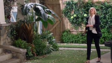 La théorie de l'Étirement de la Laine Classique de la Culture Pantalon porté par Gemma (Beth Behrs) dans Le Quartier (S01E17)