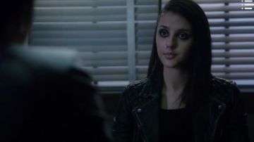 Tous les Saints de Fret Perfecto porté par Rebecca Sutter (Katie Findlay) dans la Façon de s'en tirer avec Assassiner (S01E13)