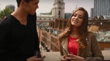 La Kooples Dentelle Crêpe Robe Fourreau porté par Ophélie (Merritt Patterson), dans La famille Royale (S01E04)
