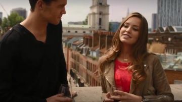 Tous les Saints Hind Veste portée par Ophélie (Merritt Patterson), dans La famille Royale (S01E04)