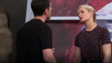 Rag & Bone Floral Vintage Crew Tee usado por Gemma (Beth Behrs) en The Neighborhood (S01E17)