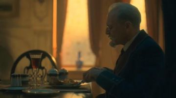 The wine glass by Sir Reginald Hargreeves (Colm Feore) in the series the Umbrella Academy (S01E02)