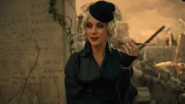 Le chapeau noir élégant de The Handler (Kate Walsh) dans Umbrella Academy (S01E05)