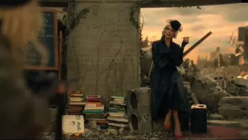 Le manteau en cuir noir de The handler (Kate Walsh) dans la série The Umbrella Academy S01E05