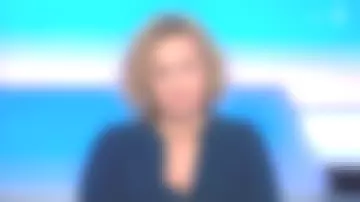 La robe fluide bleu nuit Tara Jarmon de Caroline Roux dans C dans l'air le 14.03.2019